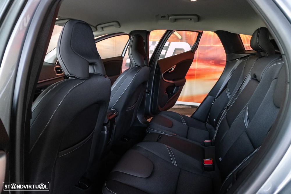 Volvo V40 2.0 D3 Momentum - 18