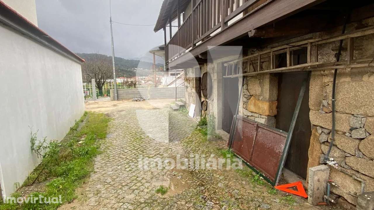 Moradia T2 de dois pisos com potencial para T3 em Arouca - Grande imagem: 2/16