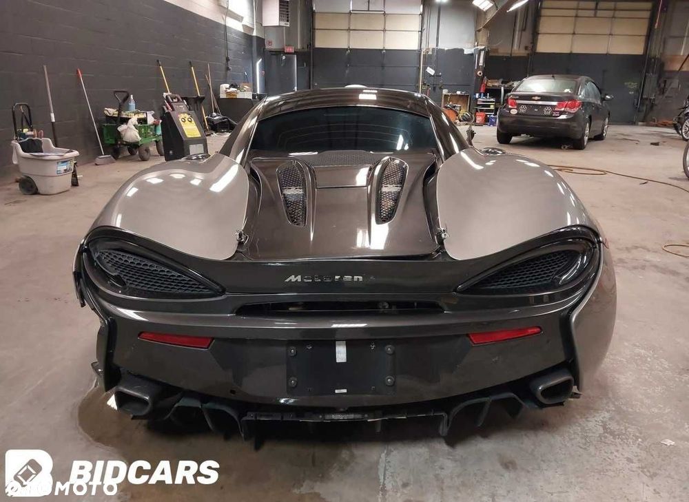 Części z McLaren 570S 3.8L V8 RWD z 2016 roku, wersja USA. - 2