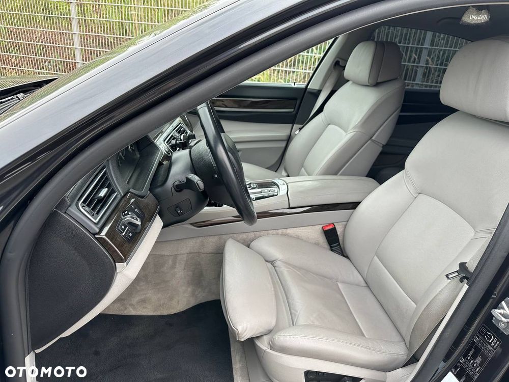 BMW Seria 7 740d xDrive - 38