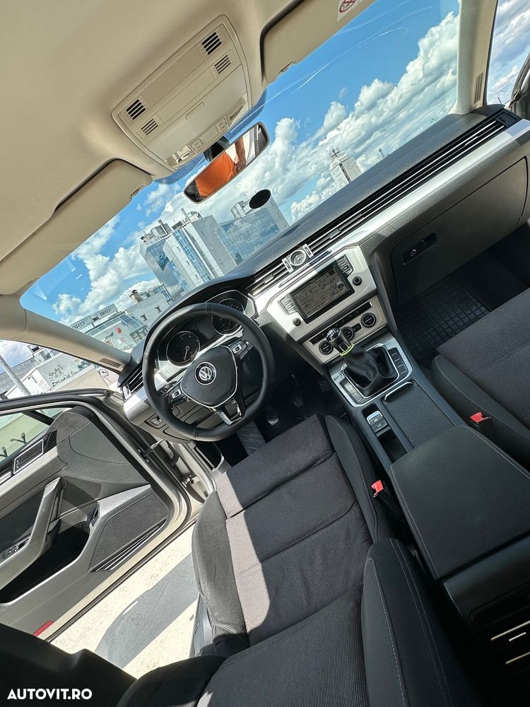 Volkswagen Passat 2.0 TDI Comfortline - 11