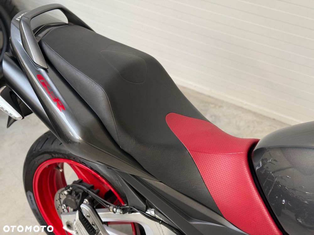Suzuki GSR - 17