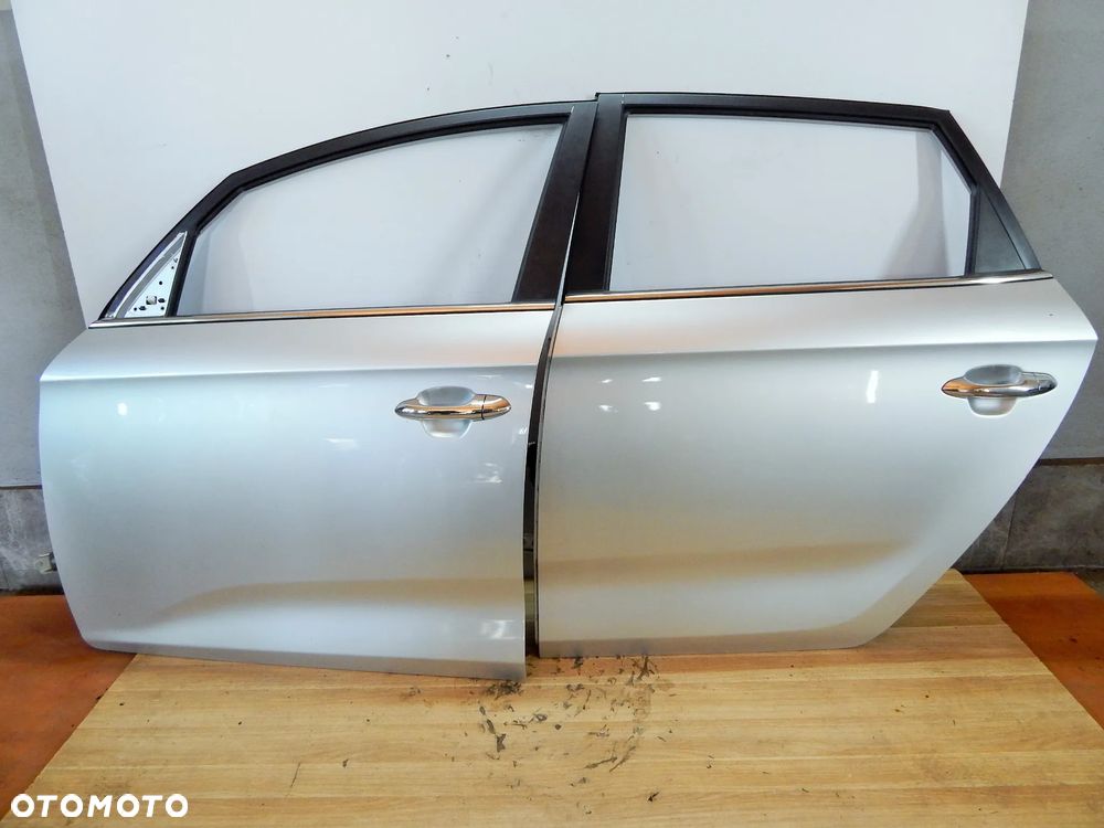 Drzwi lewy przód tył Kia Carens IV 13-19 kolor 3D srebrny  Łuków części - 1
