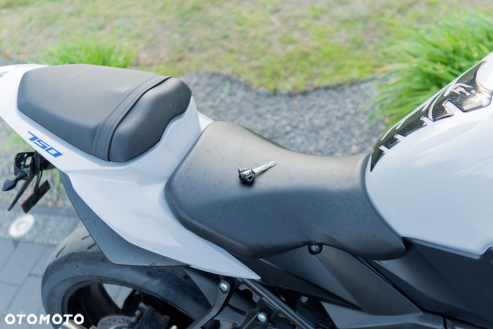 Suzuki GSR - 20