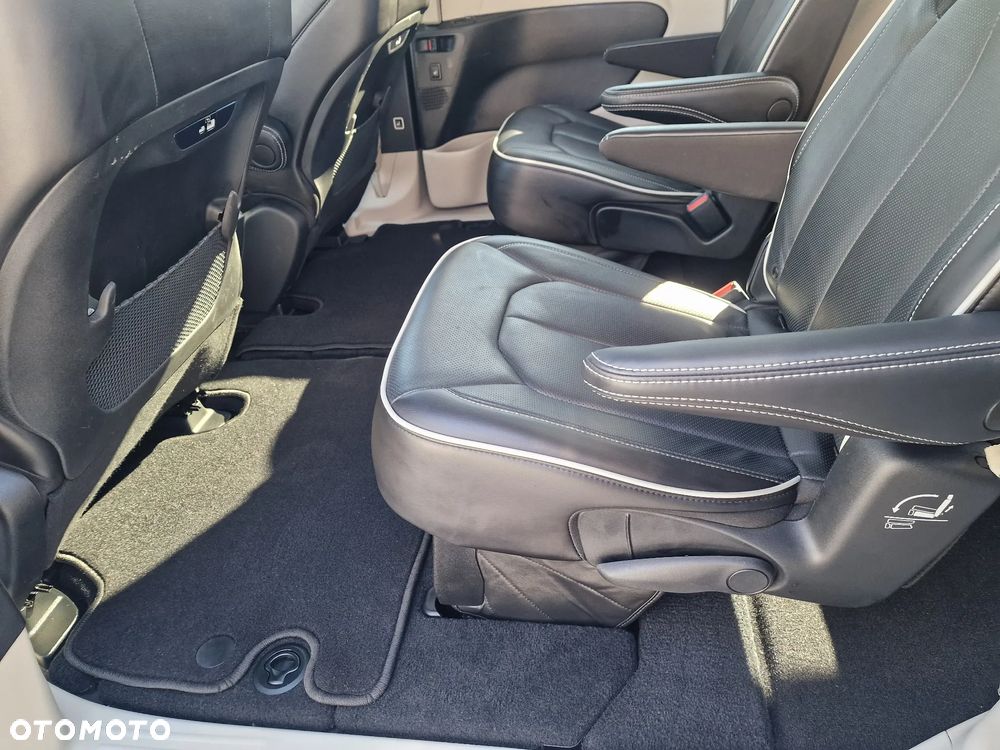 Chrysler Pacifica - 11