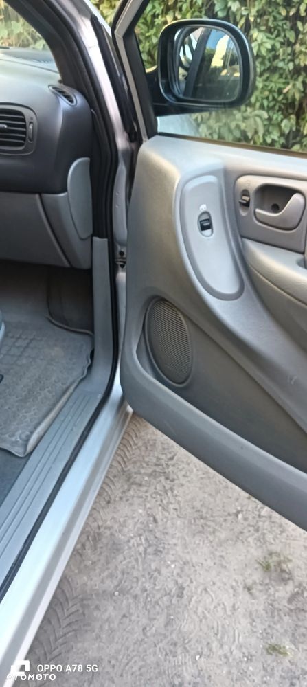 Chrysler Voyager 3.3 LX - 15