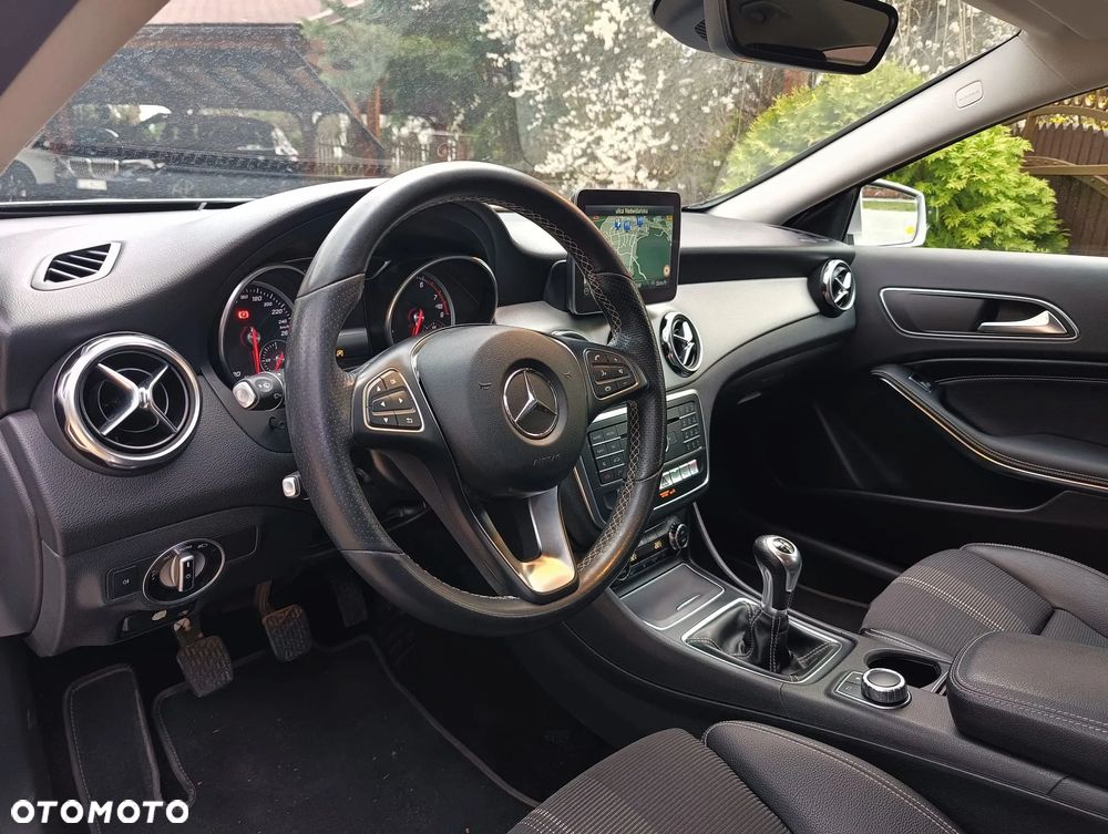 Mercedes-Benz GLA 180 Urban - 37