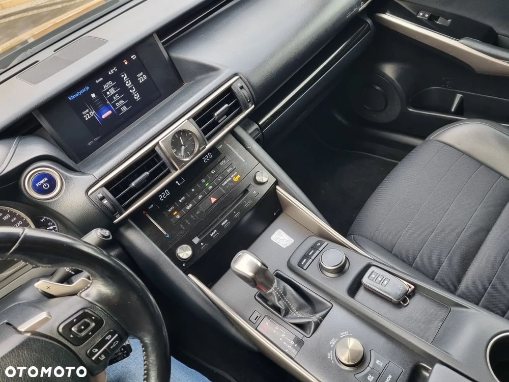 Lexus IS Business Edition - 16