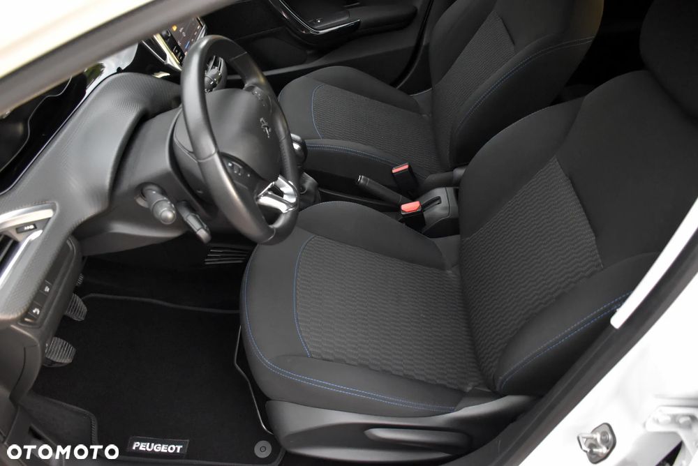 Peugeot 208 - 18