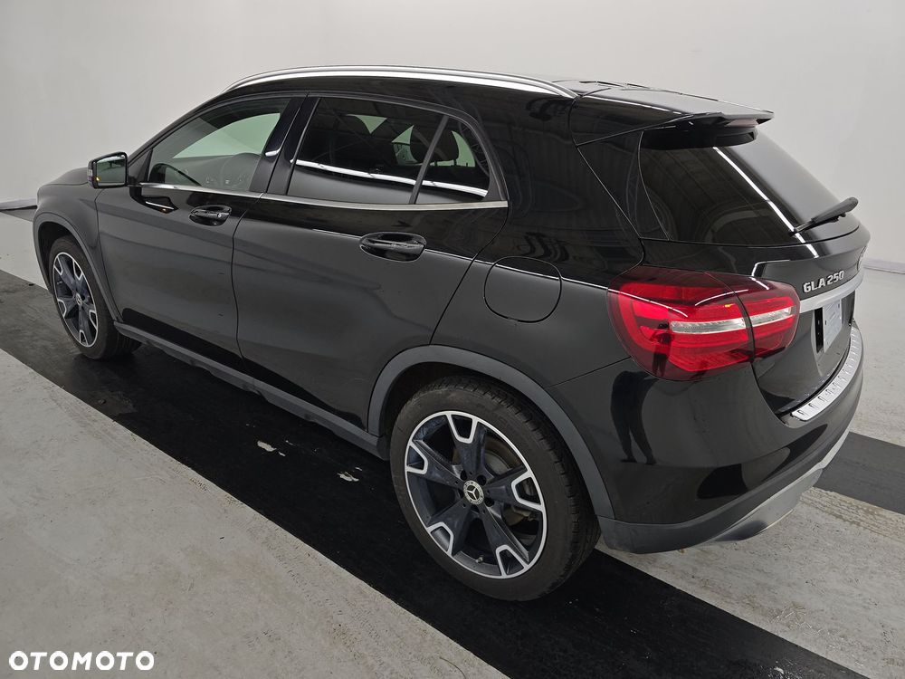 Mercedes-Benz GLA 250 4Matic 7G-DCT - 7
