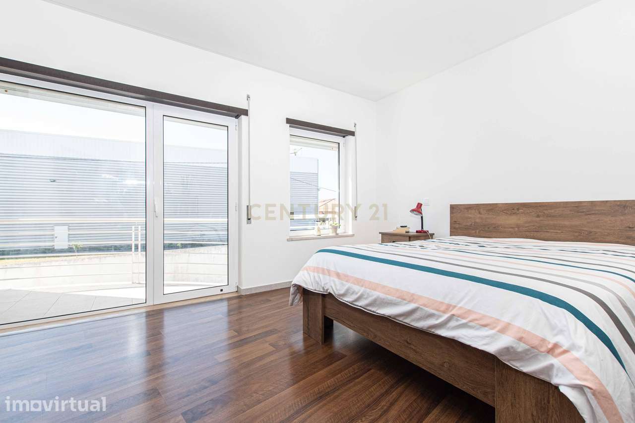 T4 Duplex Premium com Terraço / Arrecadação / 5 Lugares de Estacioname - Grande imagem: 2/55