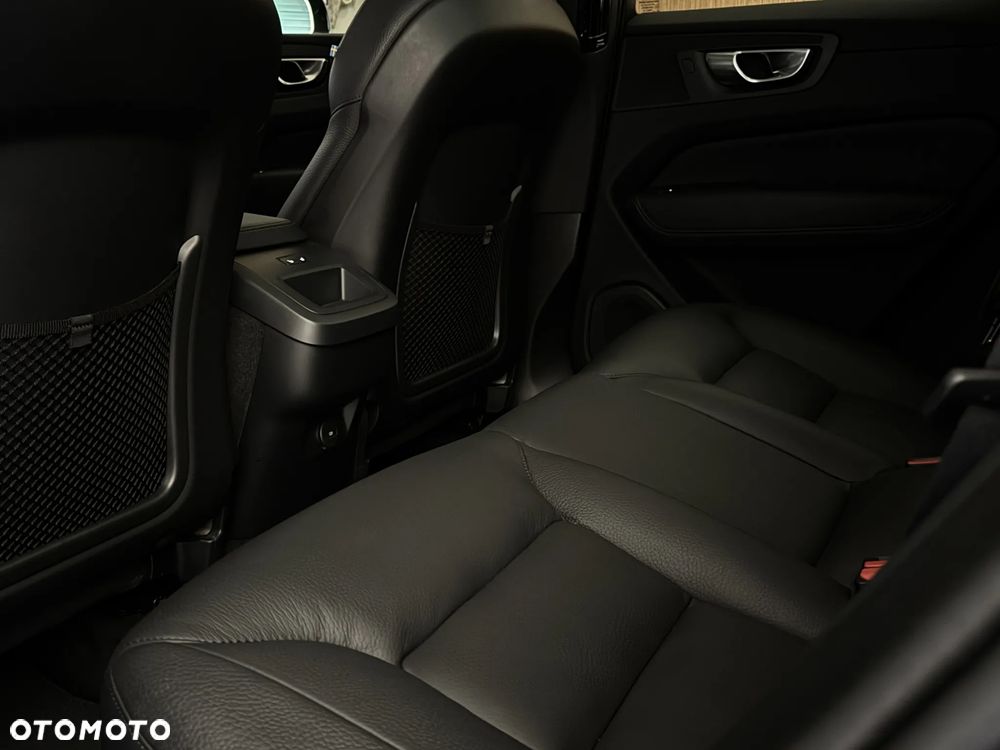 Volvo XC 60 B4 D AWD Plus Dark - 20