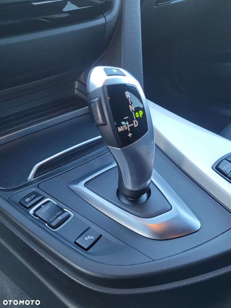 BMW Seria 3 318d Sport Line - 28