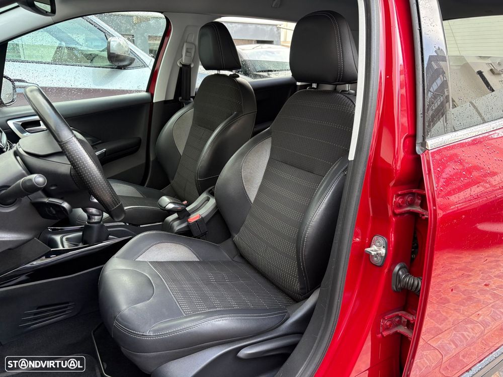 Peugeot 2008 1.2 PureTech Allure - 8