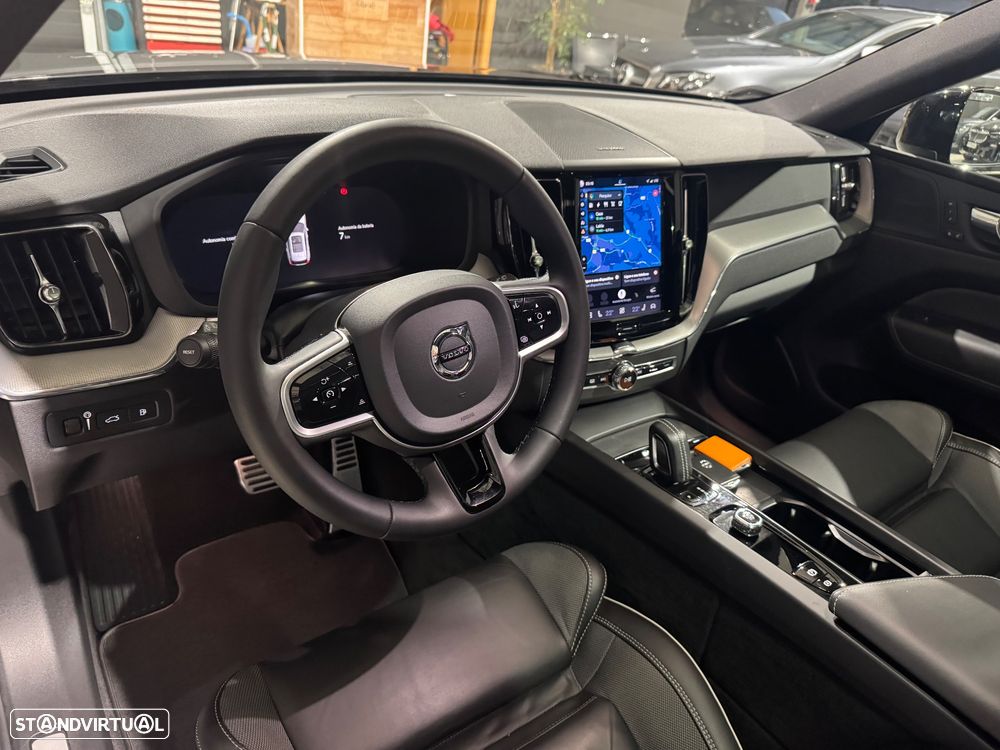 Volvo XC 60 2.0 T6 PHEV R-Design AWD - 29
