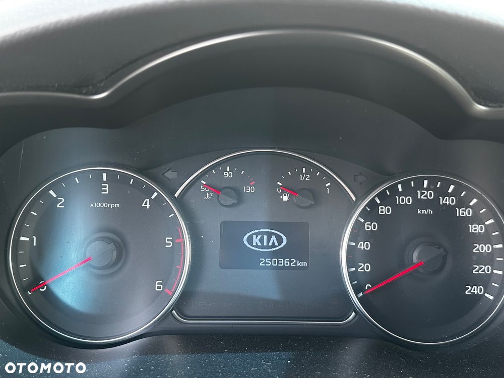 Kia Carens 1.7 CRDi 115 Dream-Team Edition - 26