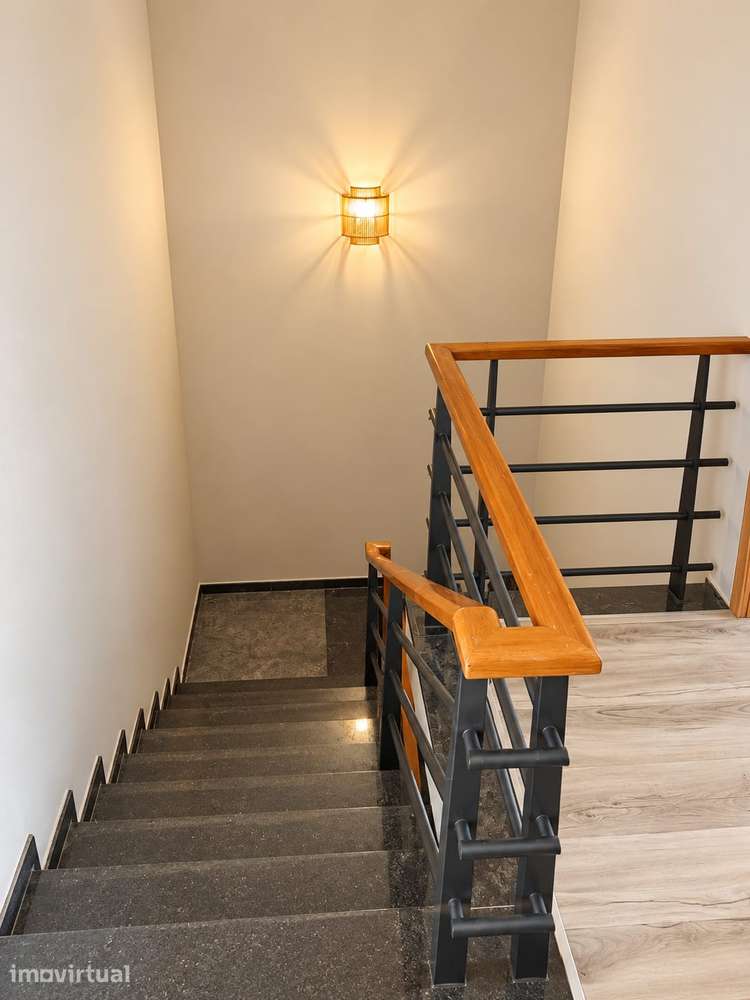 Moradia T3+1 com piscina, terraço e localização privilegiada em Olhão - Grande imagem: 5/20