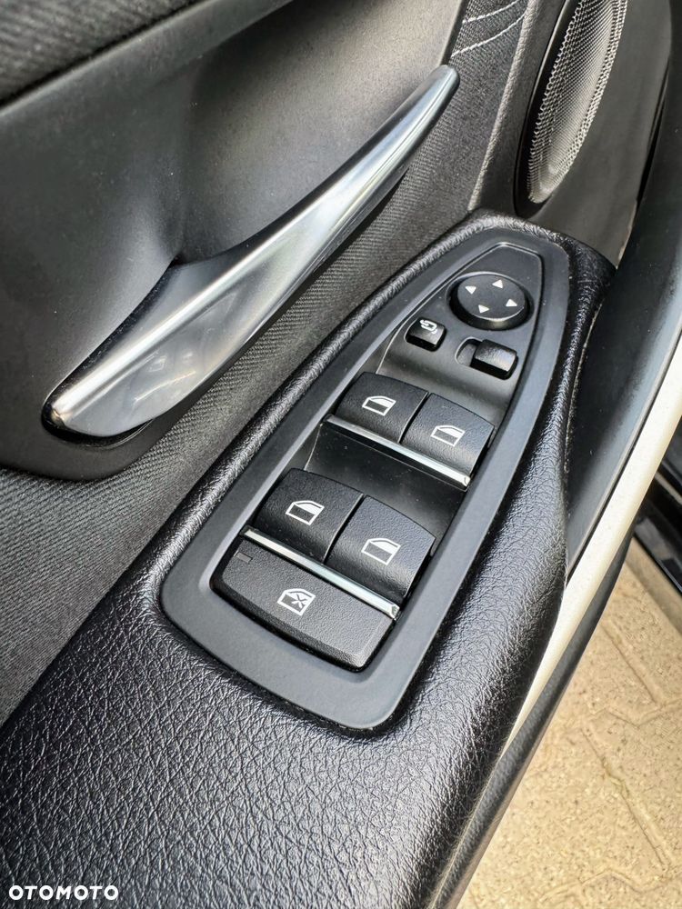 BMW Seria 3 318d Sport Line Shadow - 23