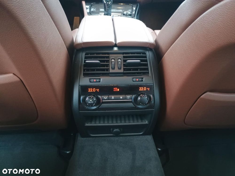 BMW Seria 5 550i xDrive - 14