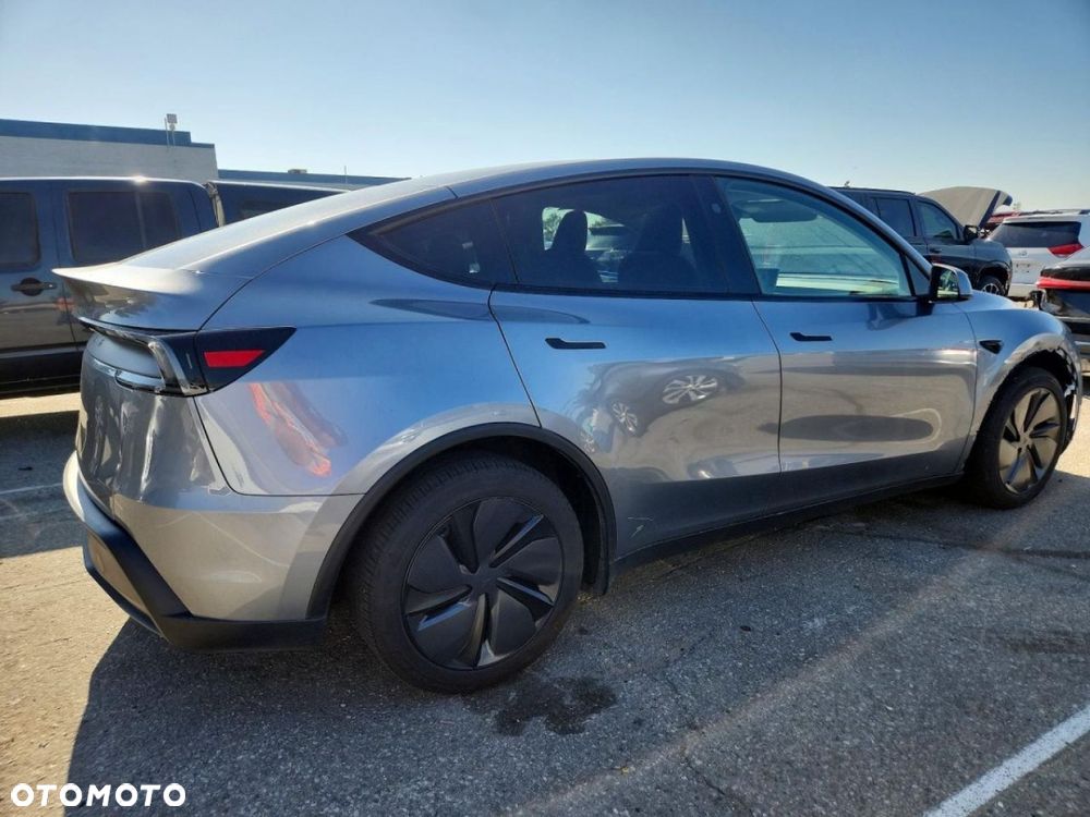 Tesla Model Y - 5