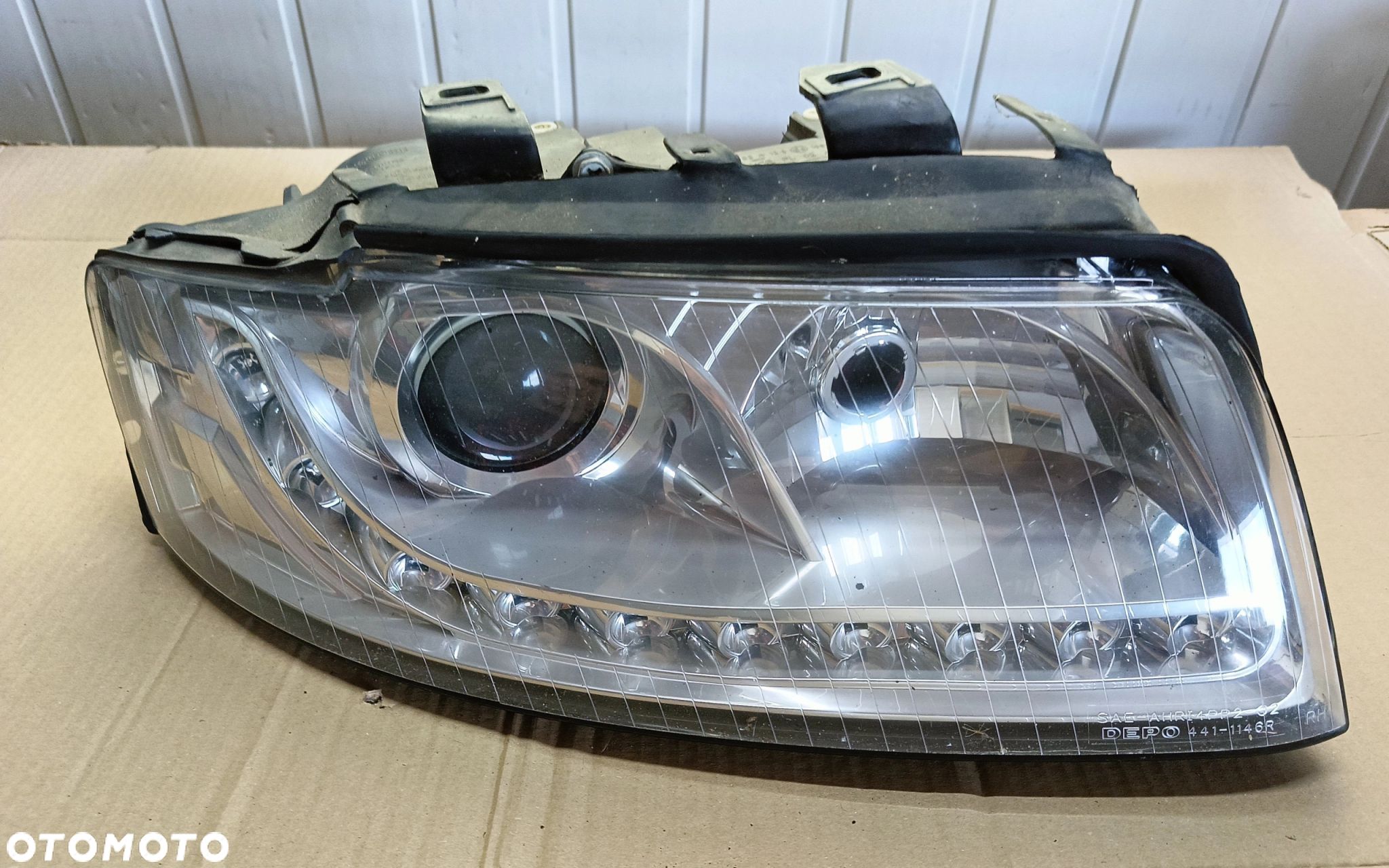 .A4 B6 lampa przednia przód prawa led depo Audi - 1