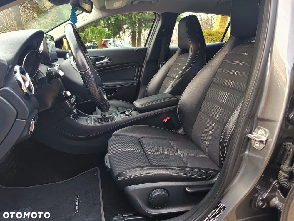 Mercedes-Benz GLA 200 Urban - 12