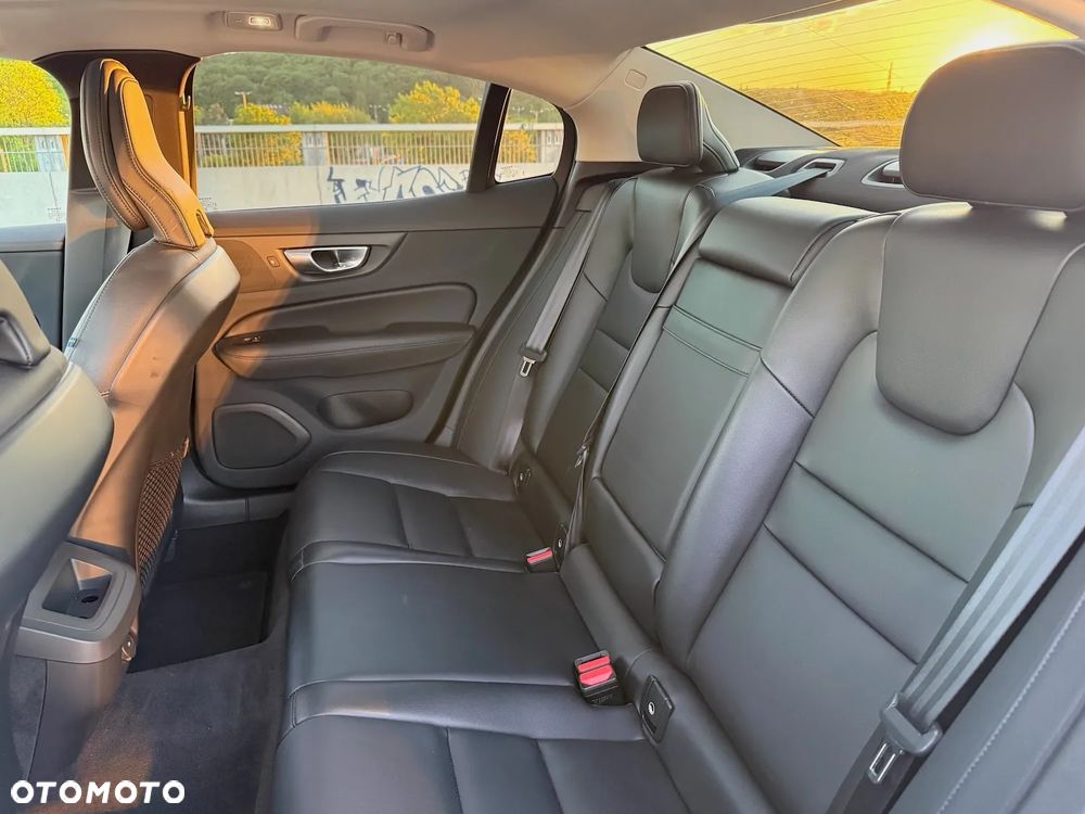 Volvo S60 B5 B AWD Plus Dark - 26