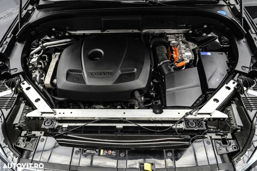 Volvo XC 60 T8 Twin Engine AWD Momentum Pro - 27