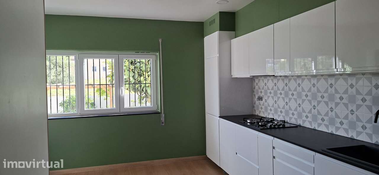 Agradavel apartamento T3, totalmente reformado, com jardim privativo.
