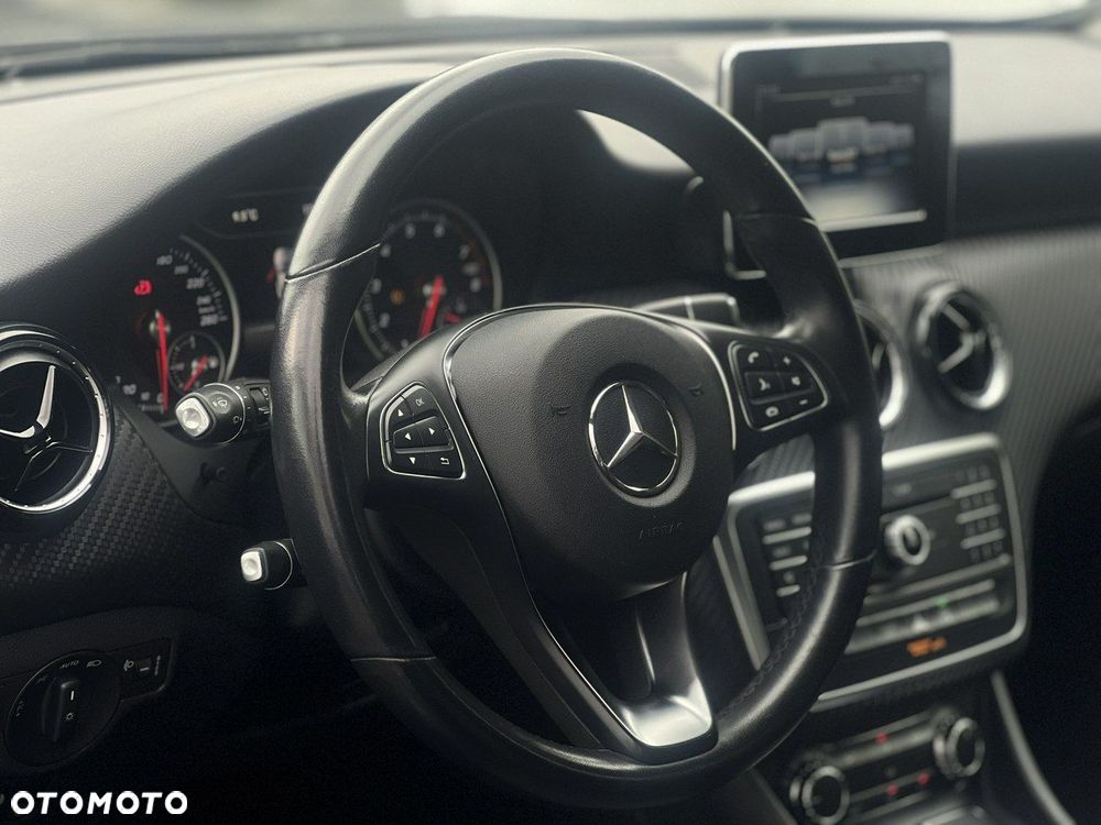 Mercedes-Benz GLA 180 7G-DCT - 11