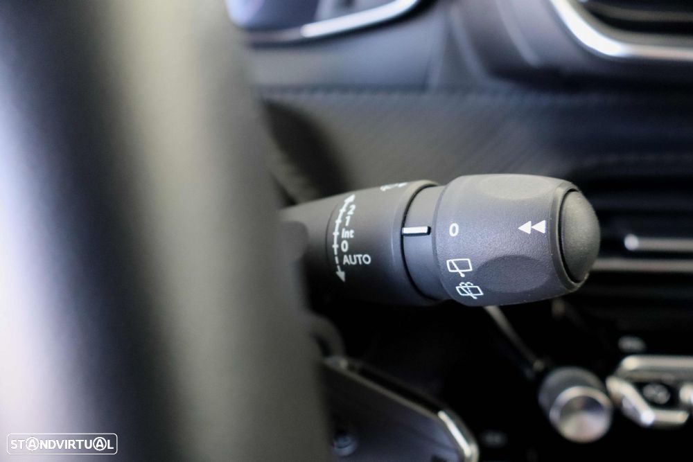 Peugeot 208 1.2 Hybrid Allure e-DCS6 - 19