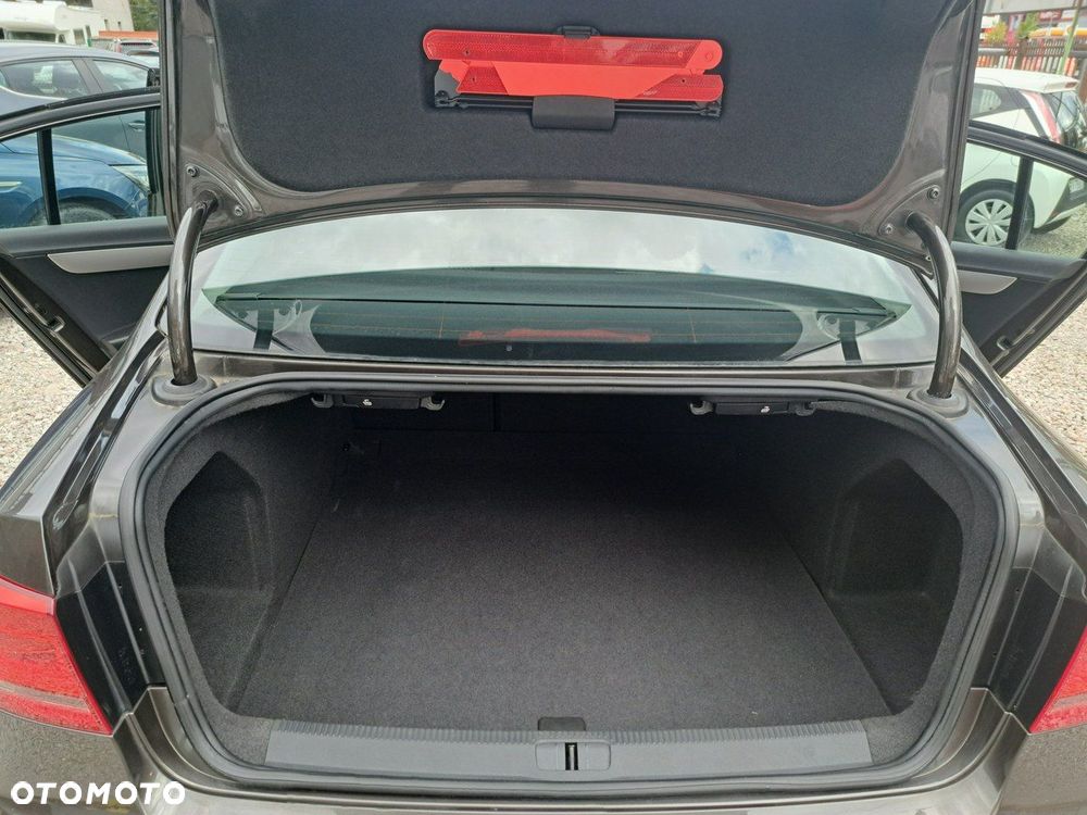 Volkswagen Passat 1.6 TDI Trendline - 16