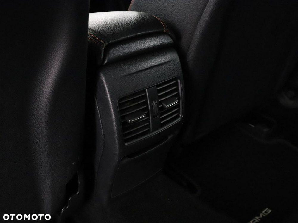 Mercedes-Benz GLA 180 AMG Line - 36