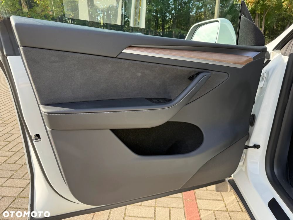 Tesla Model Y Long Range AWD - 23