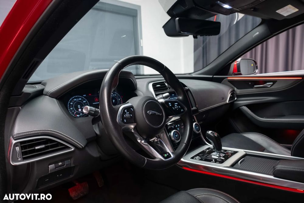 Jaguar XE 2.0 AWD Portfolio - 26