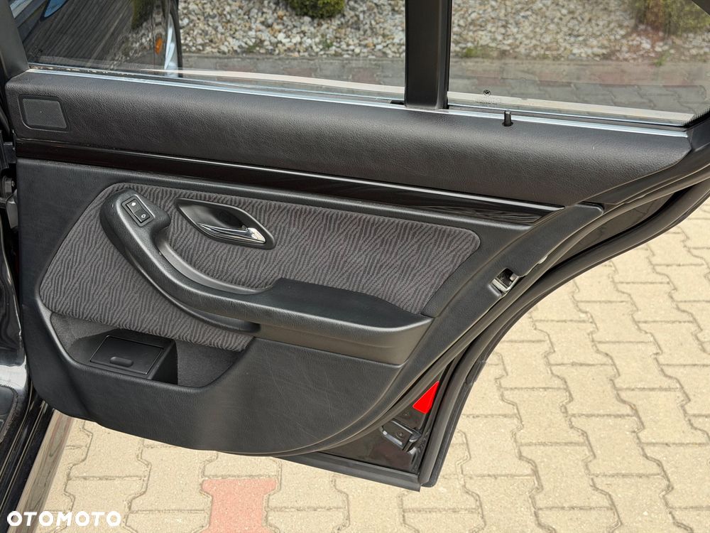 BMW Seria 5 520i - 31