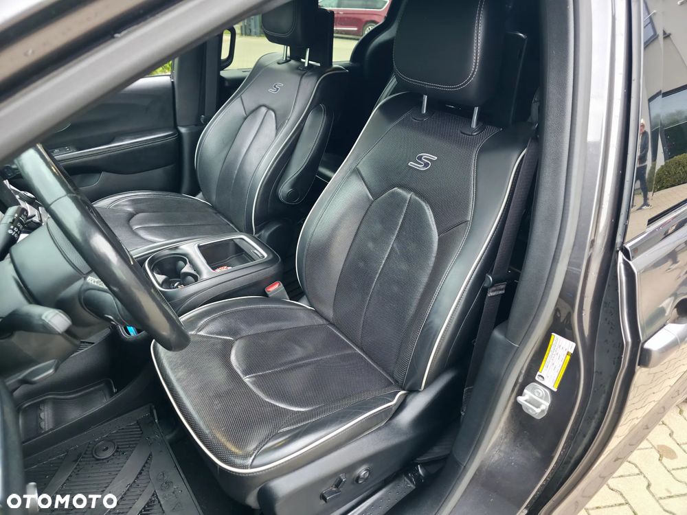 Chrysler Pacifica - 12