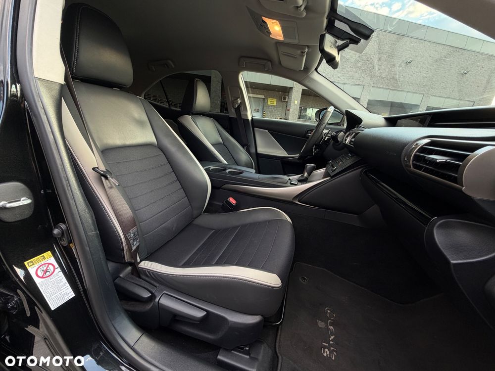 Lexus IS 300h Business Edition - 27