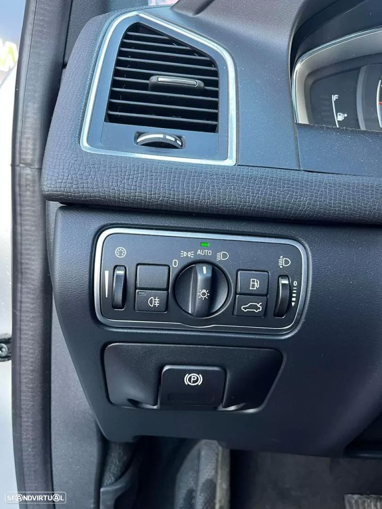 Volvo XC 60 2.0 D4 Momentum Geartronic - 6