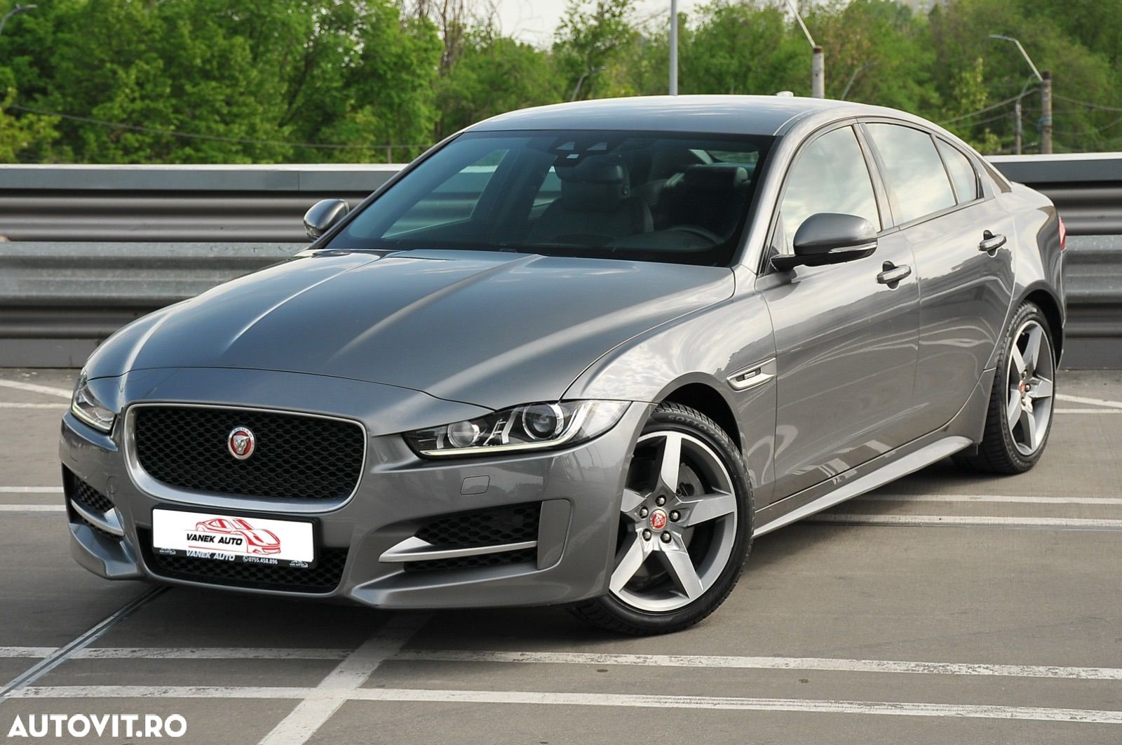 Jaguar XE 2.0 AWD R-Sport - 1