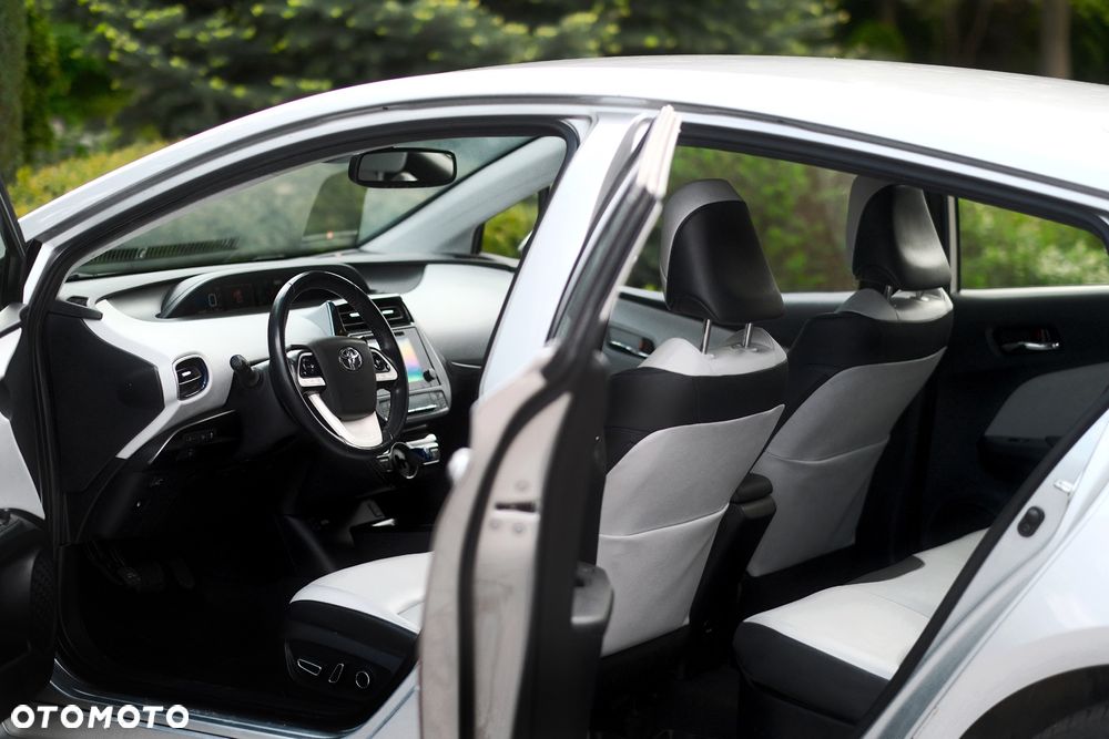 Toyota Prius (Hybrid) Executive - 11