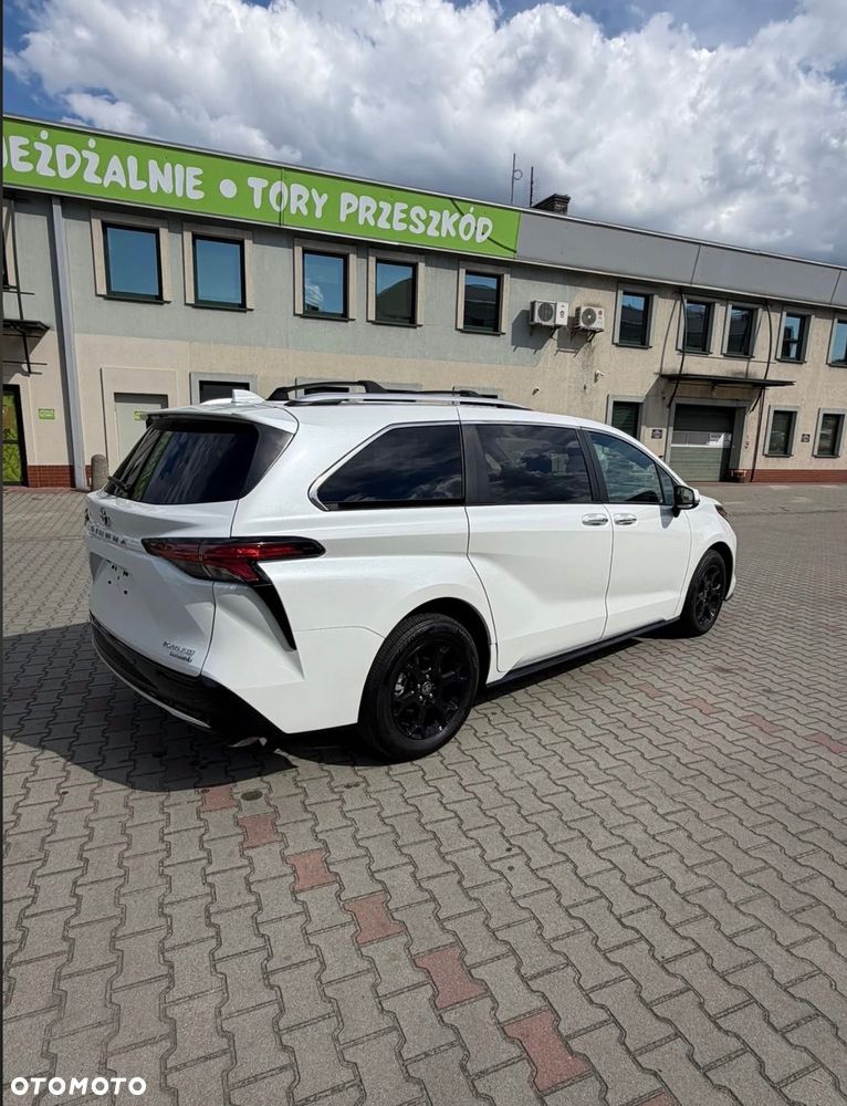 Toyota Sienna - 4
