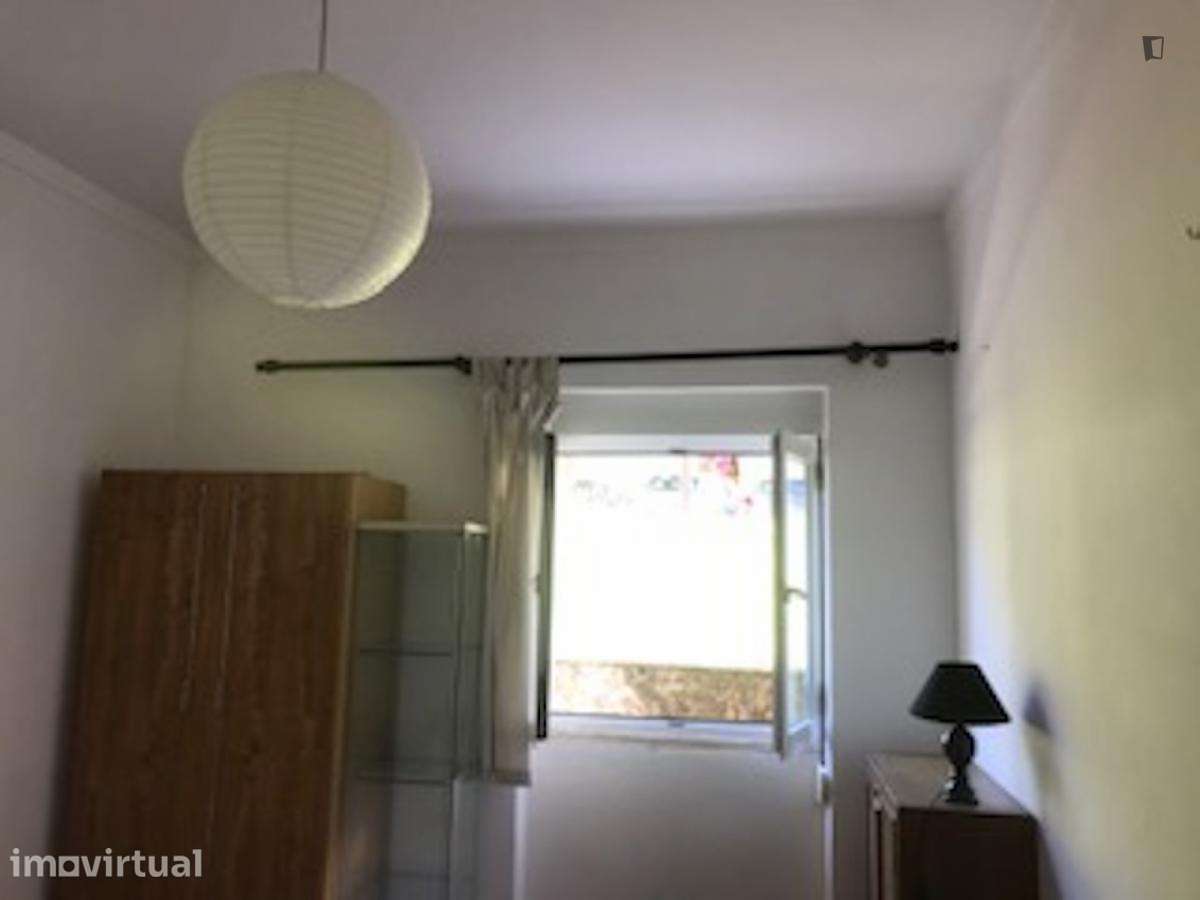 Quarto - localizado em Amadora Lisbon - Grande imagem: 4/13