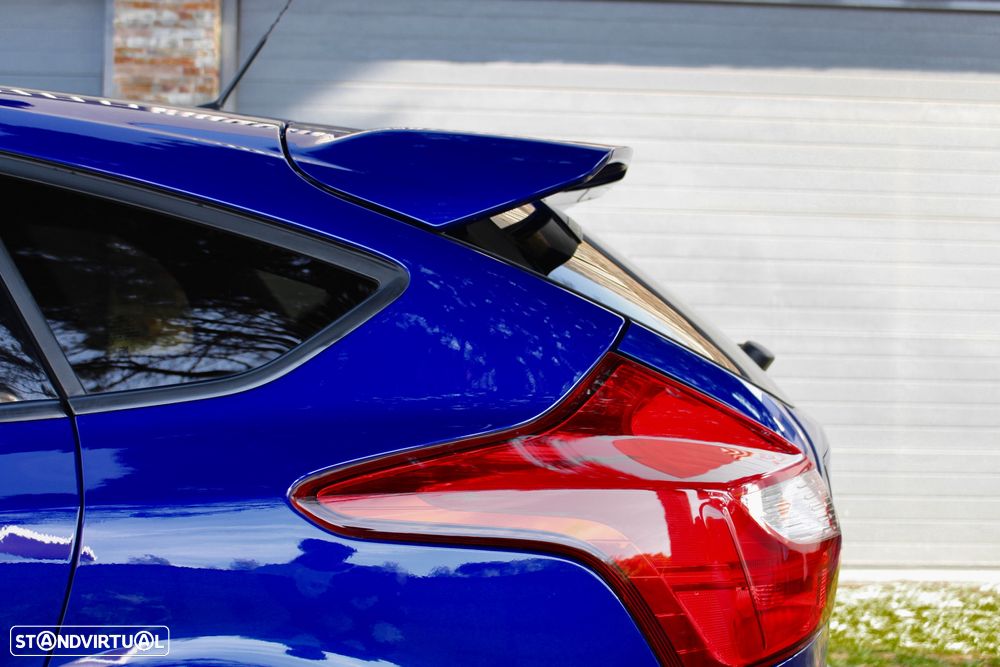 Ford Focus 2.0i ST - 16