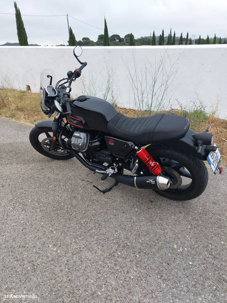 Moto Guzzi V7 Stone Special Edition - 11
