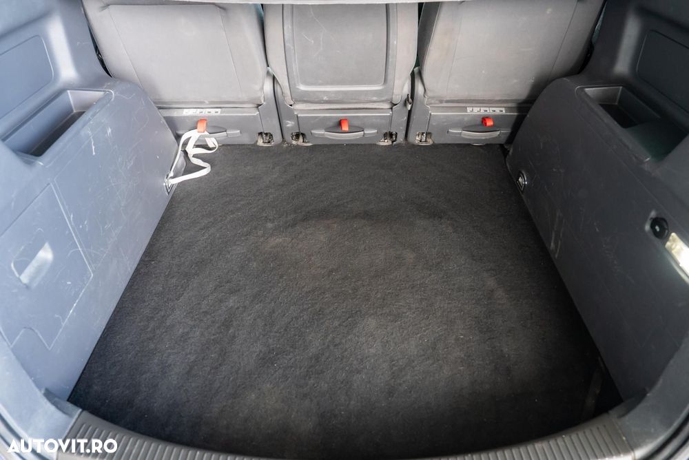 Volkswagen Touran - 11
