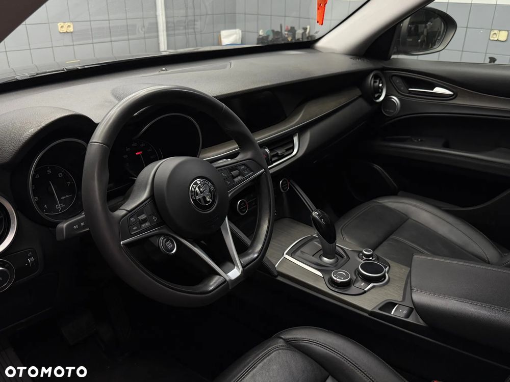 Alfa Romeo Stelvio - 12