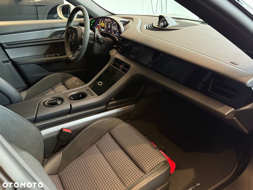 Porsche Taycan - 26