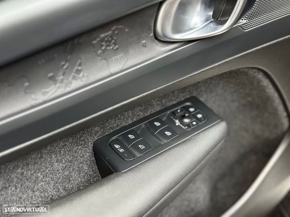 Volvo XC 40 Recharge Core - 26