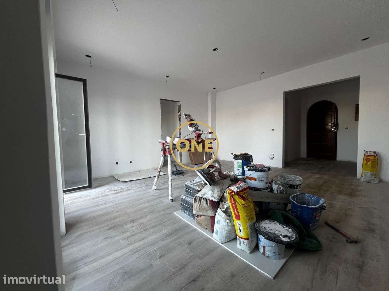 Apartamento T3 em remodelação com Terraço de 80m2 e Vista Serra da Arr - Grande imagem: 5/12